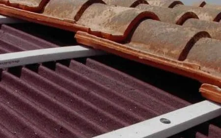 Montaje de Onduline Bajo Teja en Cubierta de Panel Sándwich