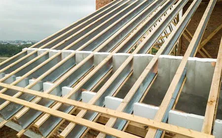 Montaje de una estructura de madera para cubierta en Palazuelos de Eresma, Segovia