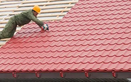 Debes llamarnos de inmediato si observas goteras, filtraciones o humedades en tu vivienda, ya que se trata de un claro síntoma de que cuentas con importantes desperfectos en tu cubierta o fachada. Somos expertos en arreglar goteras por grietas en las juntas, así como en eliminar filtraciones de agua, humedades por capilaridad o humedades por condensación. Y dado que sabemos lo inoportuno que puede ser un problema de goteras, te ofrecemos nuestro servicio de reparación de goteras urgente en tejados, el cual se encuentra disponible en Carbonero el Mayor las 24 horas del día. El coste de reparar una gotera puntual es de aproximadamente 200 €, llámanos al 921 92 96 29 y solicita tu presupuesto para el arreglo de goteras, humedades y filtraciones de agua en Carbonero el Mayor